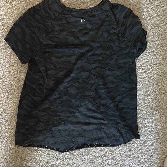 lulu lemon camo tshirt - Picture 2 of 3